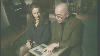 O, göstərir, onun pussy və yayır dodaqlar, onun ass yaxın planda.